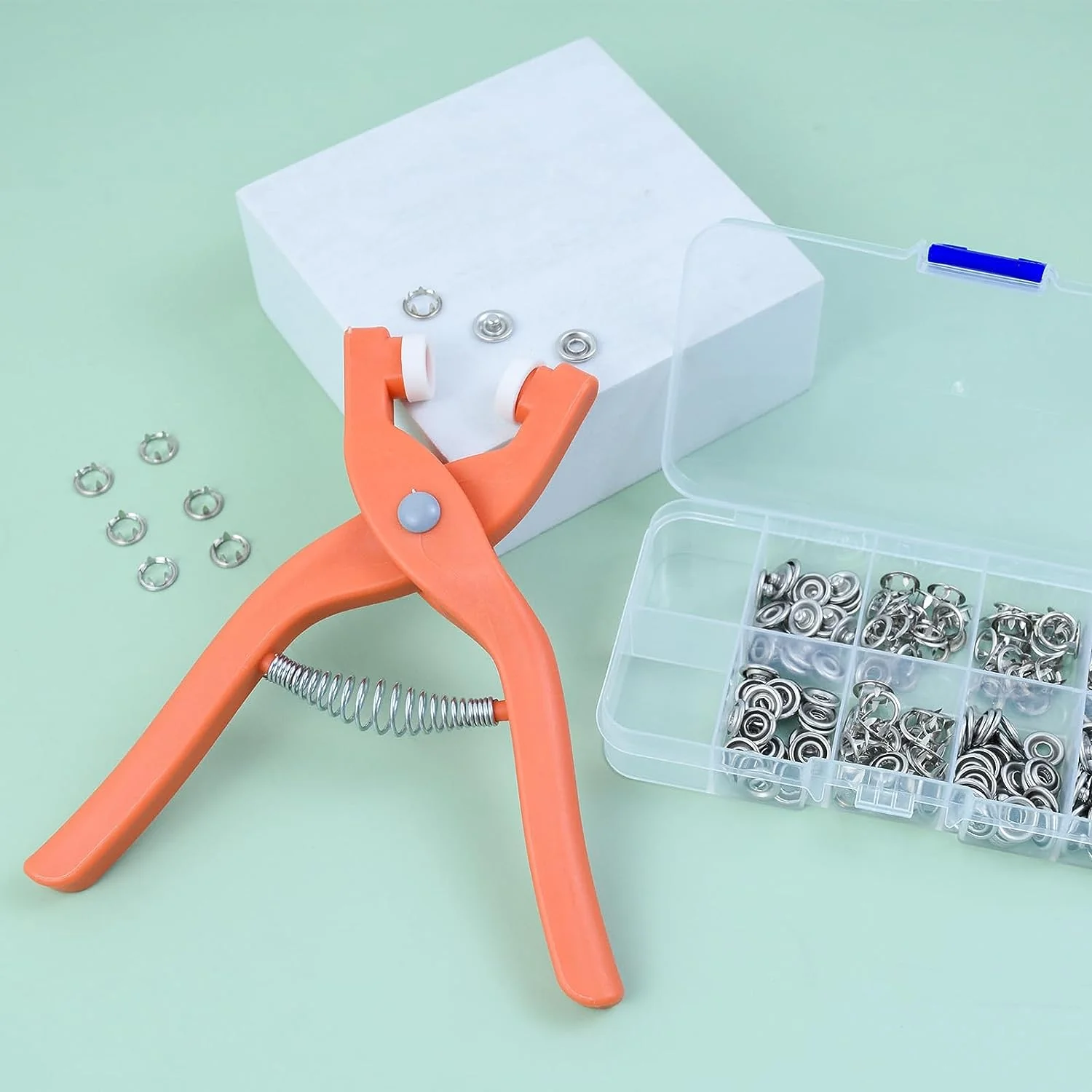 Cleste de mercerie pentru montat capse cu 50 de capse incluse Cleste de mercerie pentru montat capse cu 50 de capse incluse