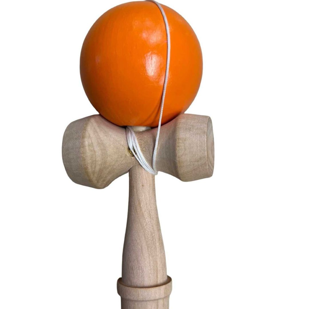 Kendama din lemn bila portocalie – Joc clasic de îndemânare și concentrare - merimag.ro Kendama din lemn bila portocalie – Joc clasic de îndemânare și concentrare